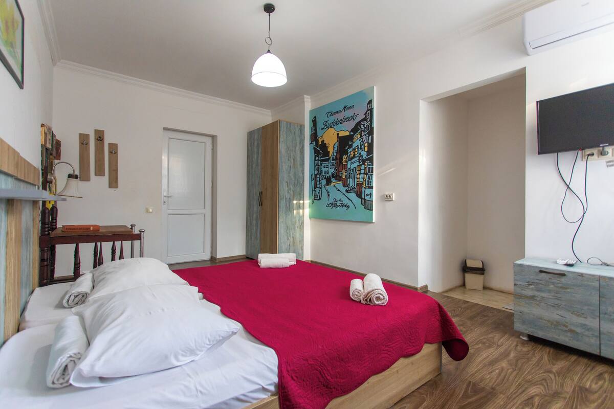 Habitación Confort con 1 cama matrimonial o 2 individuales | Escritorio, insonorización, wifi gratis y ropa de cama 