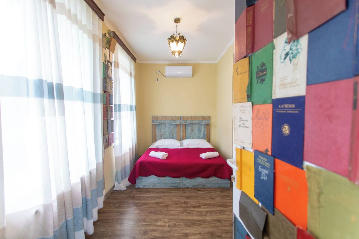 Habitación clásica con 1 cama matrimonial o 2 individuales | Escritorio, insonorización, wifi gratis y ropa de cama 