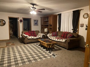 Smart TV, fireplace, foosball, table tennis - A Home With Room to Roam (Omak)