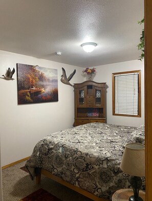 5 bedrooms, in-room safe, iron/ironing board, travel cot - A Home With Room to Roam (Omak)
