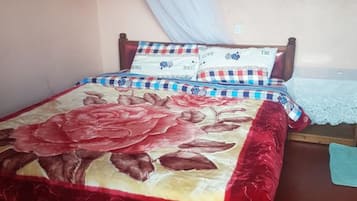 Habitación doble económica | Escritorio, wifi gratis y ropa de cama