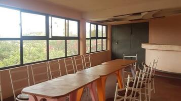 Se sirven desayunos, comidas, cenas y cocina local e internacional