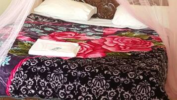 Standaard tweepersoonskamer | Een bureau, gratis wifi, beddengoed