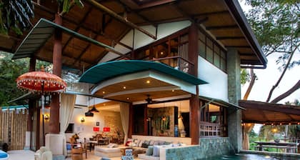 Ultra Luxury Balinese Style. Close to the Beaches. Private Pool.