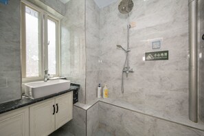 Bathroom - Fu Yin Apartment (Xi'an)