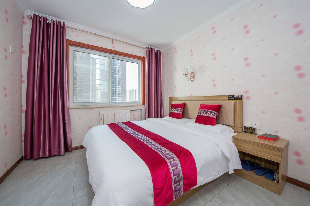 Cortinas blackout, wifi gratis y ropa de cama 