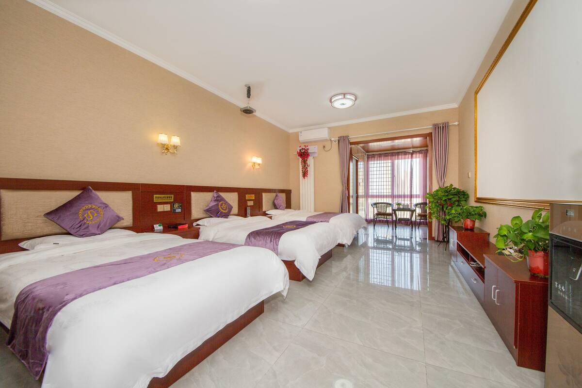 Cortinas blackout, wifi gratis y ropa de cama 