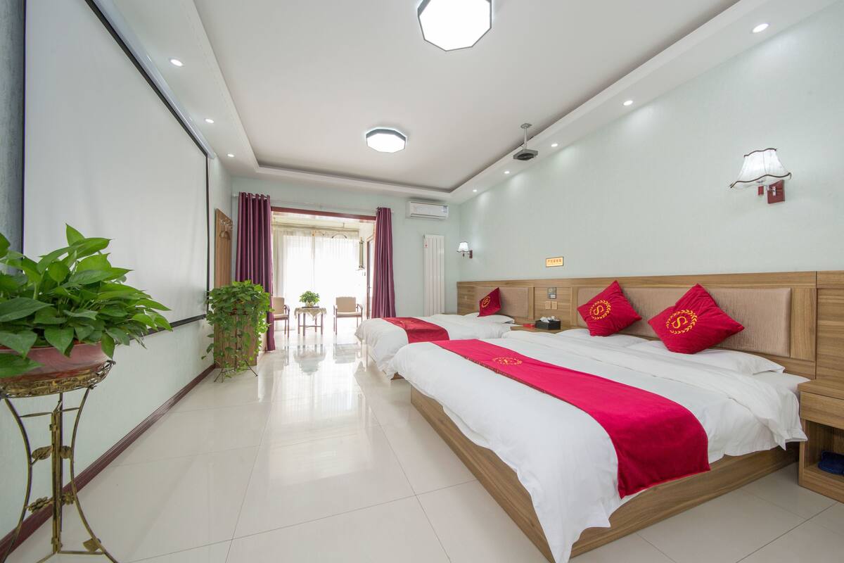 Cortinas blackout, wifi gratis y ropa de cama 