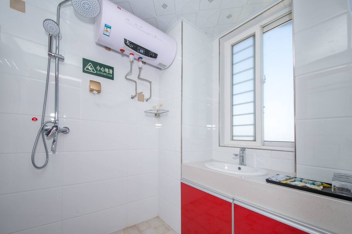 Exclusive Double Room, Non Smoking | Bathroom | Shower, free toiletries, hair dryer, slippers