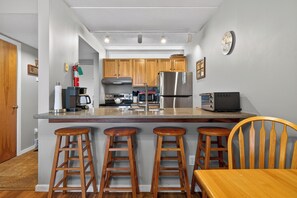 Fridge, microwave, stovetop, dishwasher