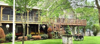 Beautiful 5 bedroom Waterfront House w/skiing/snowboarding/snow mobile path near