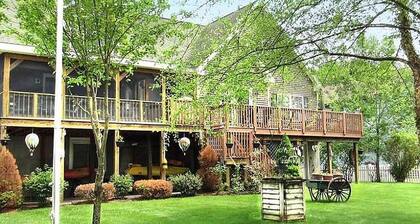 Beautiful 5 bedroom Waterfront House w/skiing/snowboarding/snow mobile path near