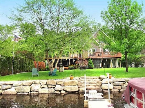 Beautiful 5 bedroom Waterfront House w/skiing/snowboarding/snow mobile path near