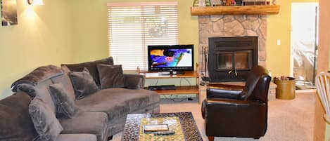 Télévision, cheminée, lecteur de DVD, baby-foot