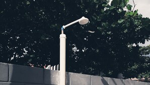 A street lamp attached to a brick wall with a metal fence and a gate. - 03 Apartments for Vacation - Morada Madruga - Sea Front, Superior (Praia do Sonho (Ens Brito))
