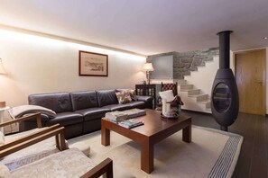 Televisión y chimenea 