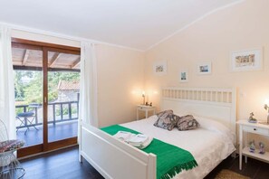 4 habitaciones, tabla de planchar con plancha, wifi y ropa de cama 