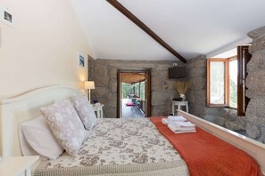 4 bedrooms, iron/ironing board, WiFi, bed sheets - Boutique Country House w/ Pool by HostWise (Travanca)
