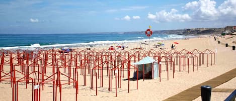 Vlak bij het strand, ligstoelen aan het strand