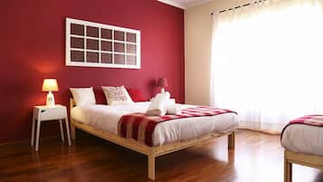 3 quartos, ferros/tábuas de passar roupa, berço de viagem