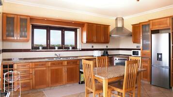 KĂŒhlschrank, Mikrowelle, Ofen, Herdplatte