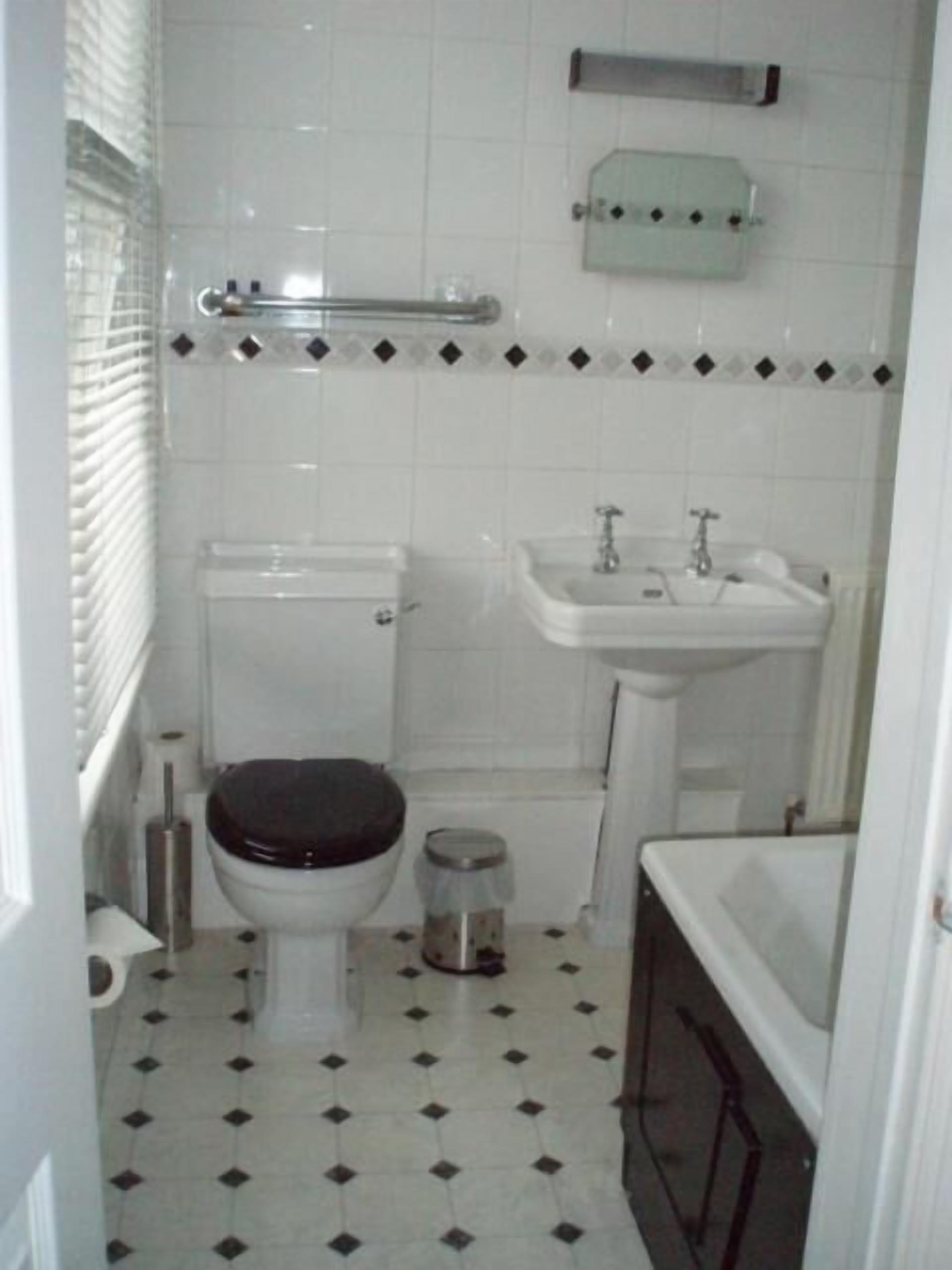 Ein kleines Badezimmer mit Toilette, Waschbecken und Badewanne.