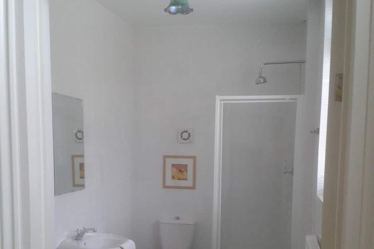 Family Room | Bathroom | Free toiletries, hair dryer, towels