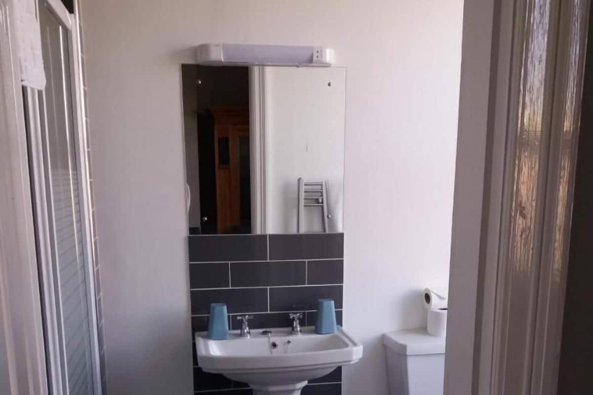 Twin Room | Bathroom | Free toiletries, hair dryer, towels