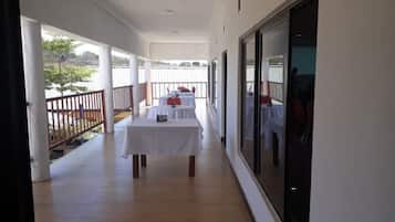 Breakfast, lunch, dinner served; local and international cuisine