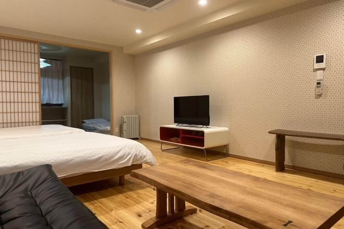 1 bedroom, desk, laptop workspace, free WiFi