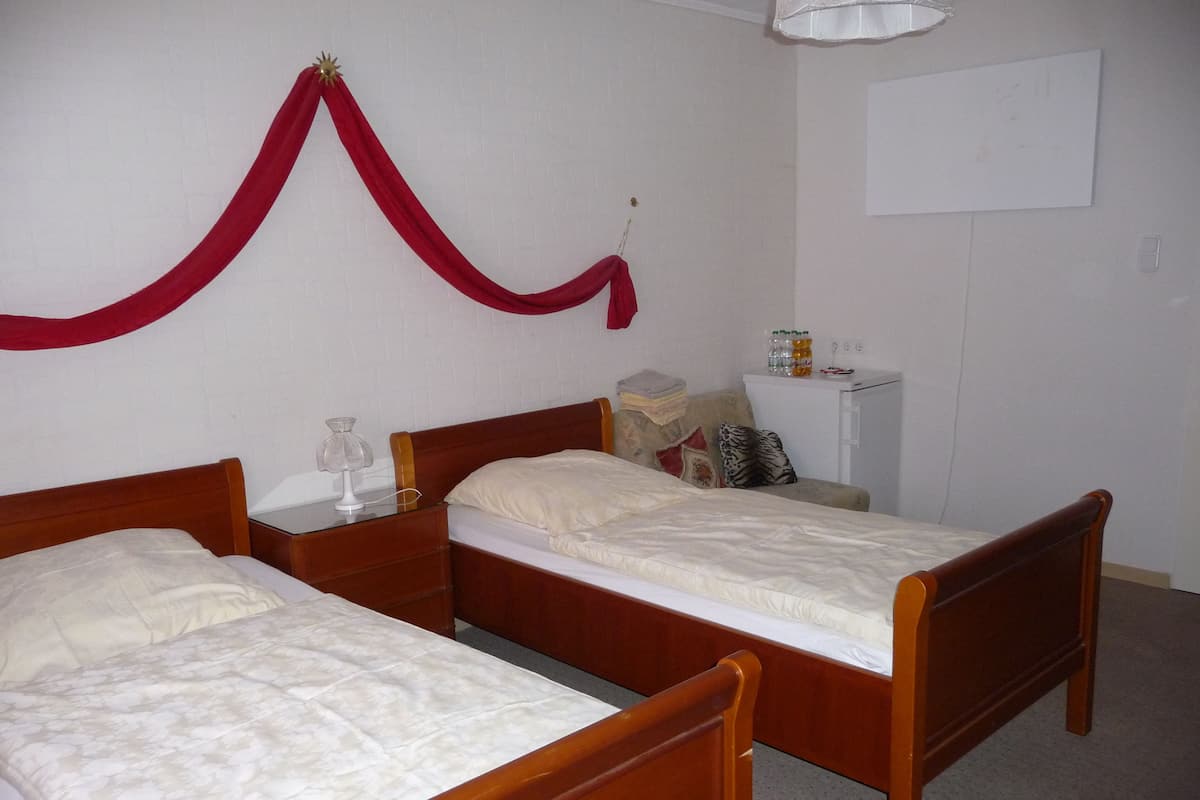 Chambre Double, salle de bains commune | 1 chambre, coffres-forts dans les chambres, décoration personnalisée