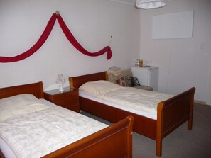 雙人房, 共用浴室 | 客房內保險箱、獨特裝潢、布置獨特、遮光布/窗簾