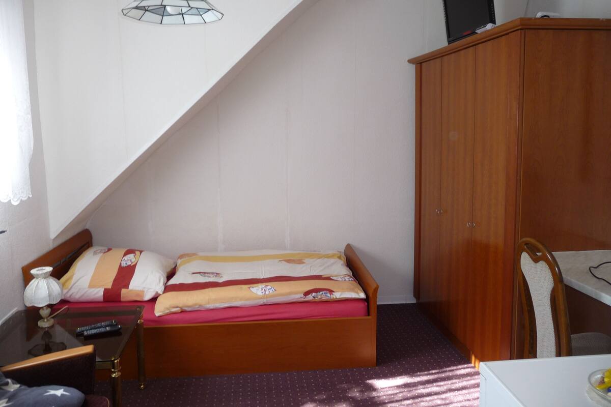 Chambre Simple, salle de bains commune | 1 chambre, coffres-forts dans les chambres, décoration personnalisée