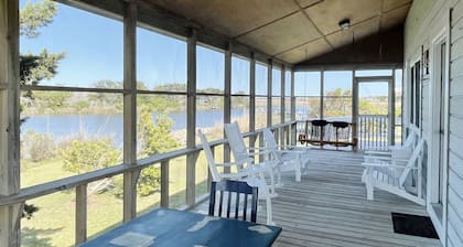 Tolson House: Sound front, private docking, views, screened porch.
