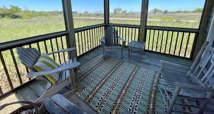 Mosby's Manor: Eclectic design, unique interior, distant sound views.