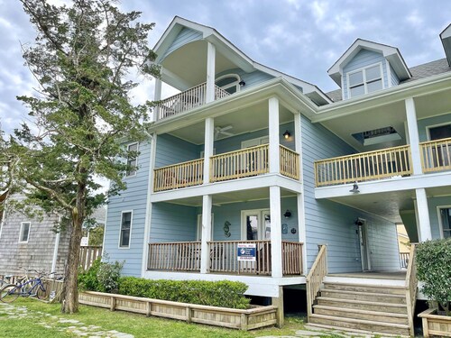 Full Circle: Condo with pool access. Centrally located