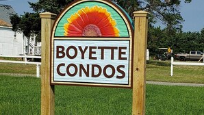 Schild für Boyette Condos mit einem farbenfrohen Blumendesign.