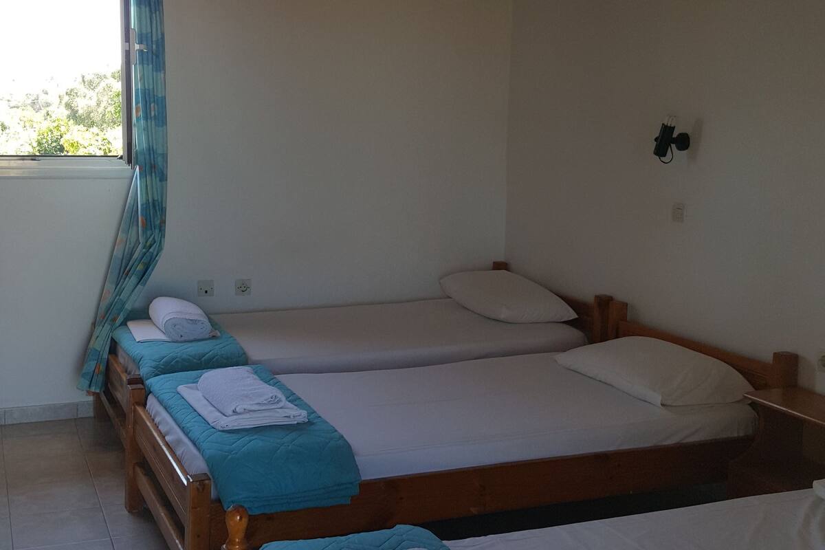 Habitación triple económica | 2 habitaciones, tabla de planchar con plancha y wifi gratis