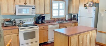 Cabana II: Perfect getaway for two that offers a shared pool