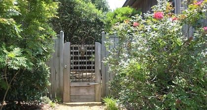 Cabana II: Perfect getaway for two that offers a shared pool