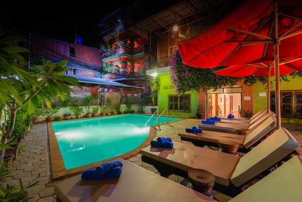 สระว่ายน้ำกลางแจ้ง เปิด 10:00 น. ถึง 22:00 น., เก้าอี้อาบแดดริมสระ