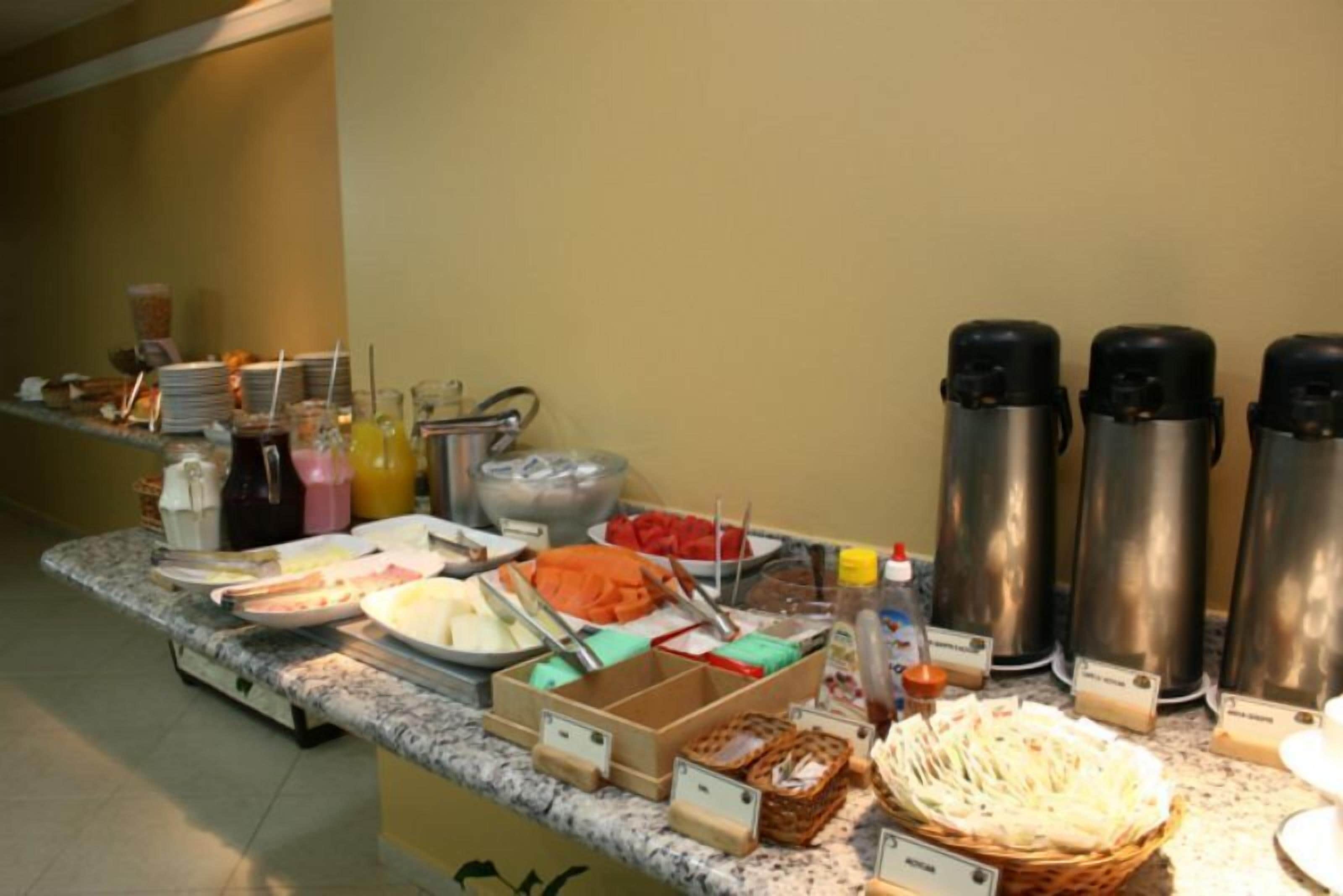 Een buffetopstelling met diverse gerechten, sauzen en hete dranken automaten.