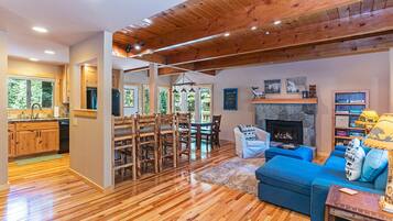 Smart TV, chimenea y reproductor de DVD