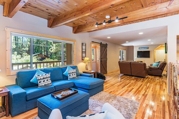 Smart TV, fireplace, DVD player