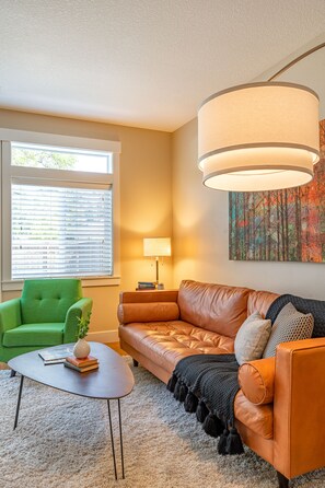 Smart TV, fireplace - 2 King Beds, Quiet Neighborhood, Near It All (Tigard)