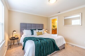 4 bedrooms, iron/ironing board, free WiFi, bed sheets - 2 King Beds, Quiet Neighborhood, Near It All (Tigard)