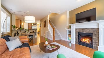 Smart TV, fireplace