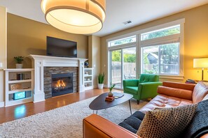 Smart TV, fireplace