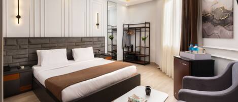 Minibar, cortinas blackout, sistema de insonorización y wifi gratis