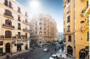 Un edificio de varios pisos con balcones y locales comerciales.